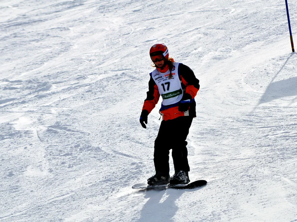 Snowboarder mit Startnummer 17 auf der freien Piste.